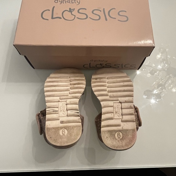 Dynasty Classics Toddler Gold Sparkling Velcro Closure Size 6 Sandals - Picture 6 of 6